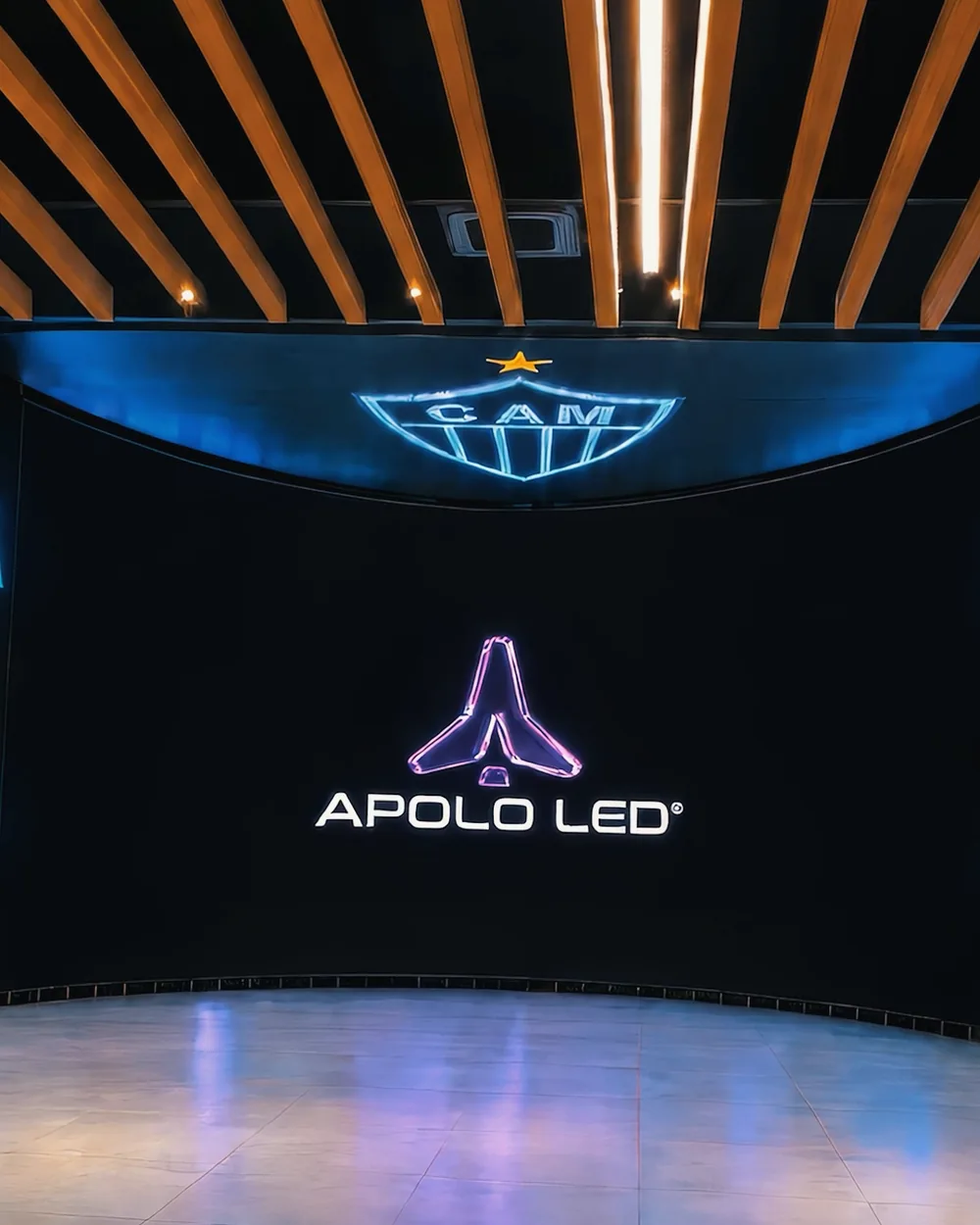 Painel de LED da parede frontal do Bar da Massa com o escudo do Atlético no topo e o logotipo da Apolo LED