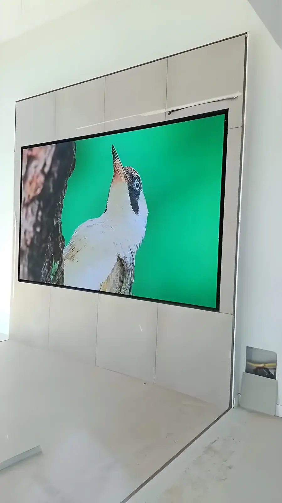 Painel de LED da Gelly visto em ângulo, com acabamento embutido na parede do showroom