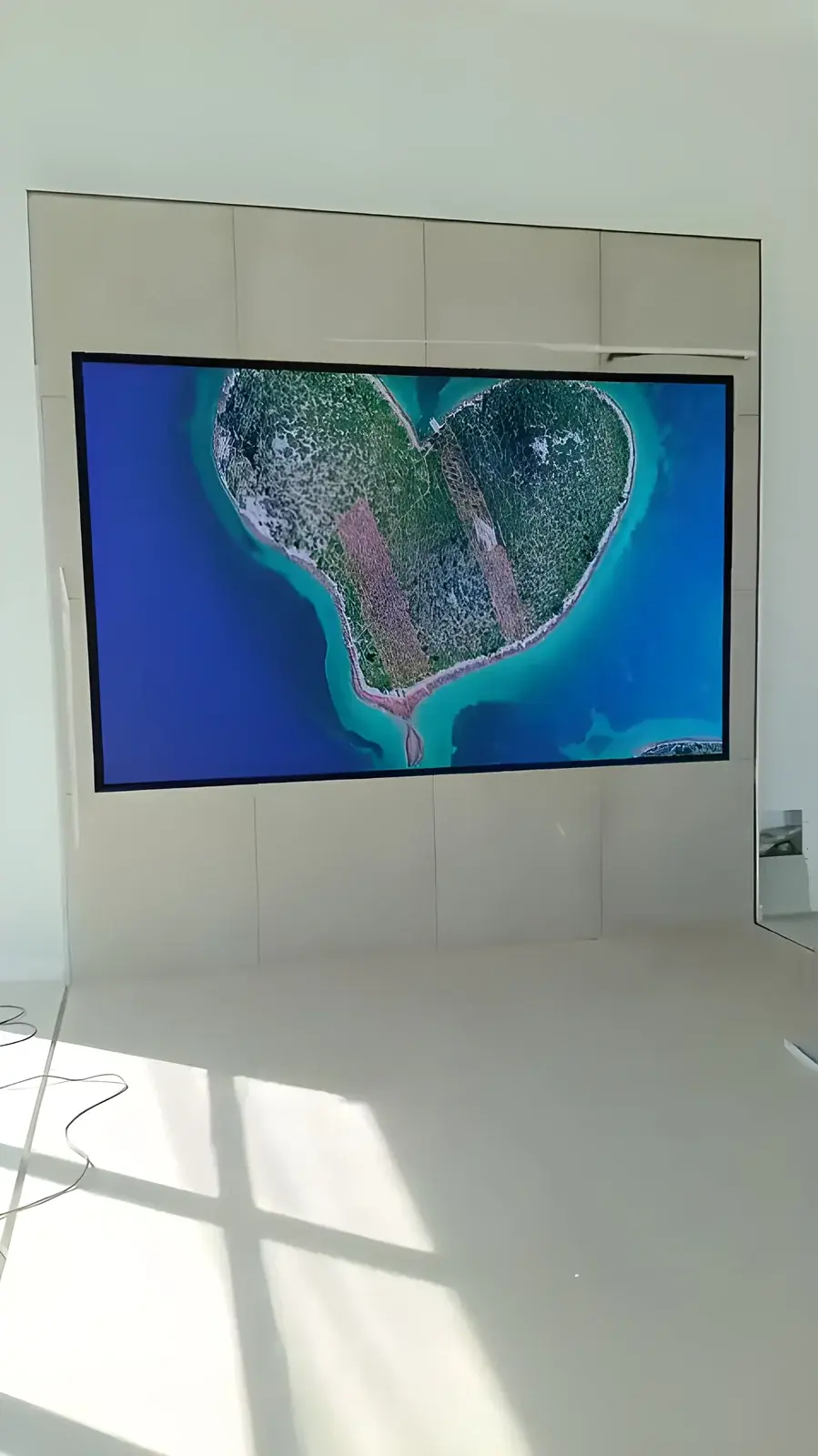 Painel de LED da Gelly exibindo imagem aérea em alta definição no showroom