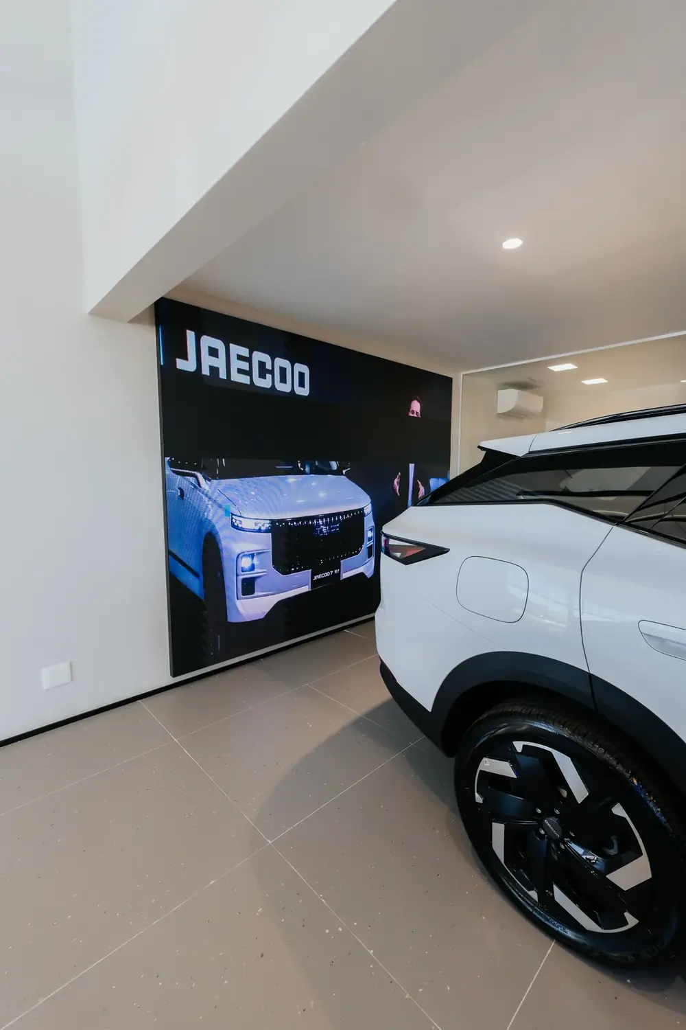 Painel de LED JAECOO no corredor de acesso do showroom
