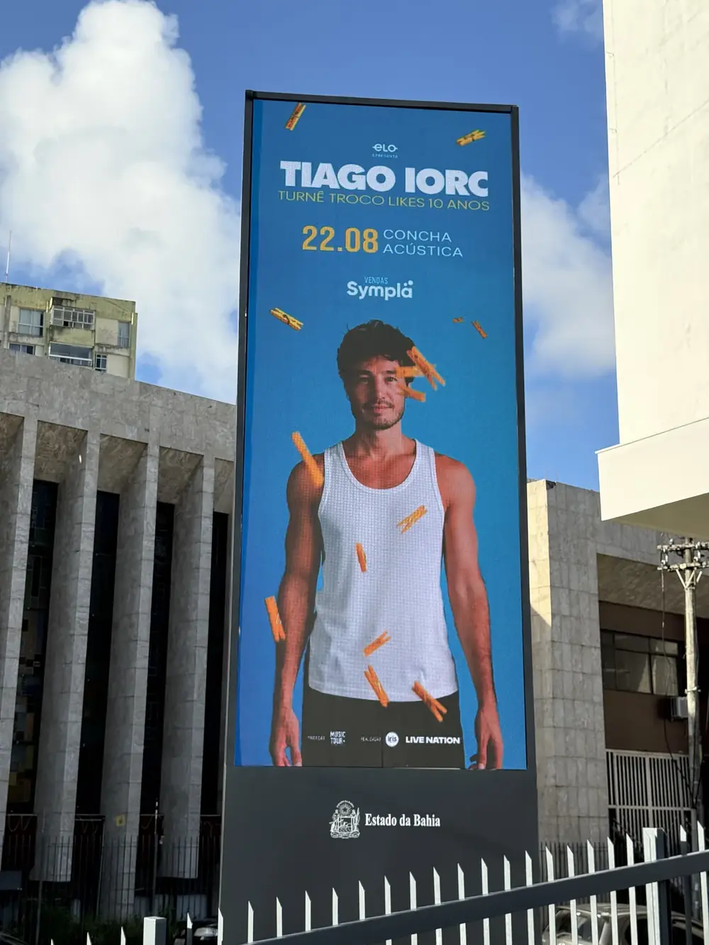 Painel de LED vertical do Teatro Castro Alves exibindo cartaz de espetáculo em alta definição