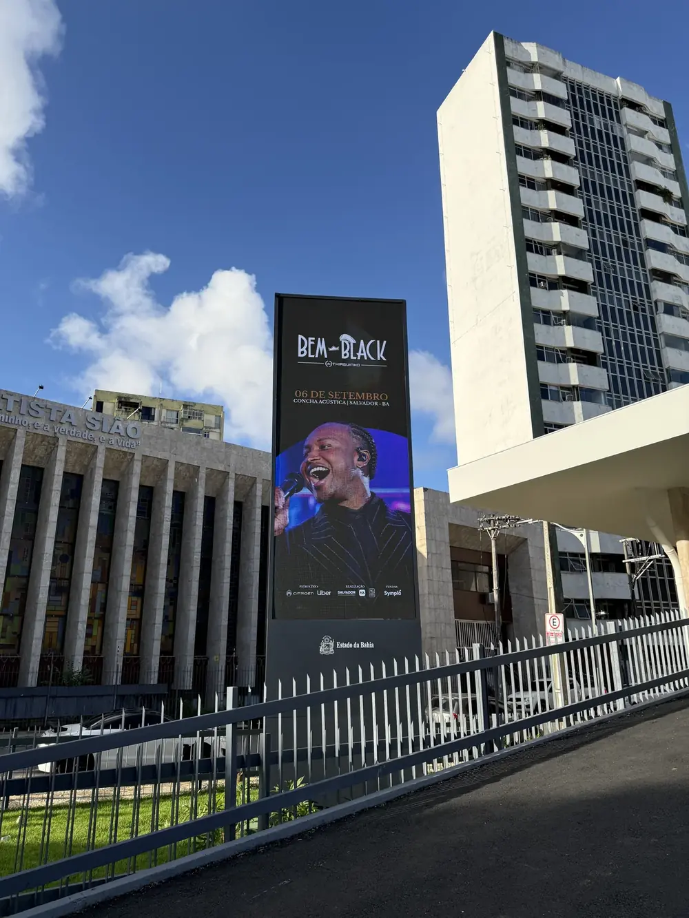 Painel de LED do Teatro Castro Alves exibindo divulgação de show à noite